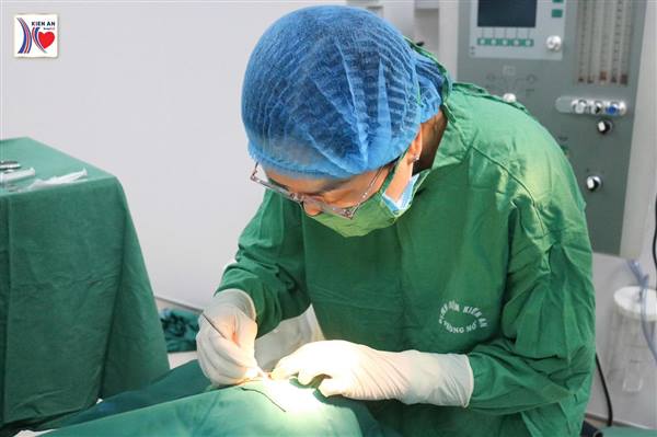 Bệnh viện Kiến An phẫu thuật đặt ống silicon lệ mũi miễn phí cho 08 bệnh nhân có hoàn cảnh khó khăn