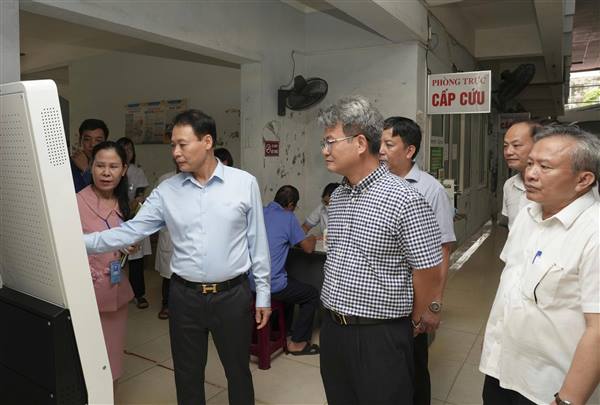 Đẩy mạnh chuyển đổi số và ứng dụng kỹ thuật cao nâng cao chất lượng khám chữa bệnh. 
