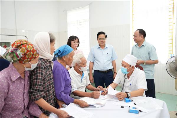 Khám và cấp thuốc miễn phí cho 2067 người cao tuổi. 