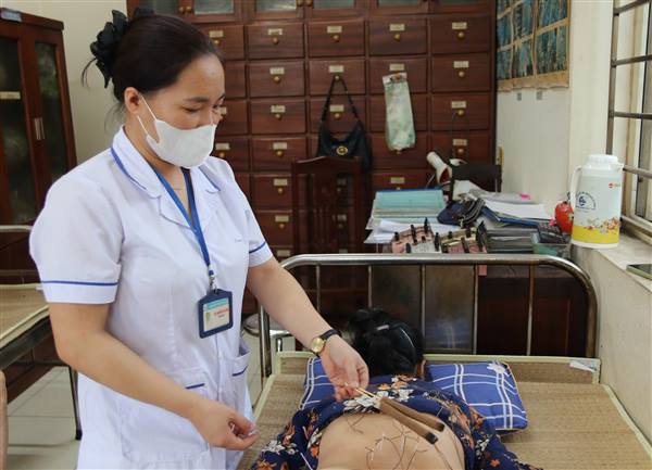 Trạm y tế Lai Khê số 2 phát phuy hiệu quả điều trị bằng y học cổ truyền.