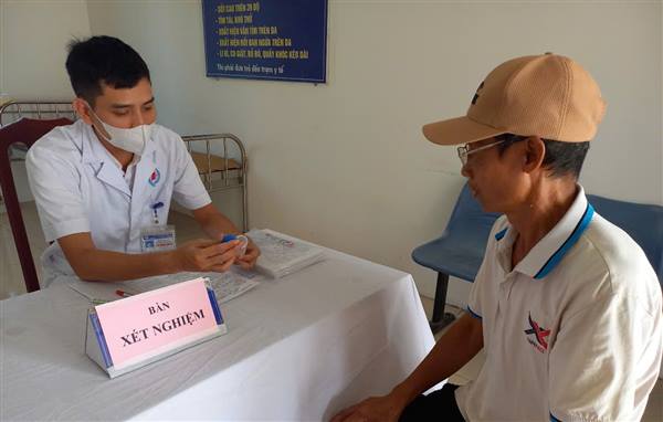 Gần 4.000 người được khám sàng lọc bệnh lao và bệnh hô hấp