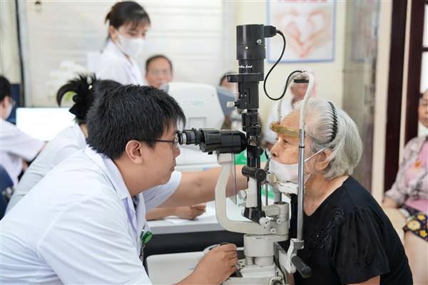 Gần 300 người cao tuổi phường Hải An số 1 được khám sàng lọc mắt