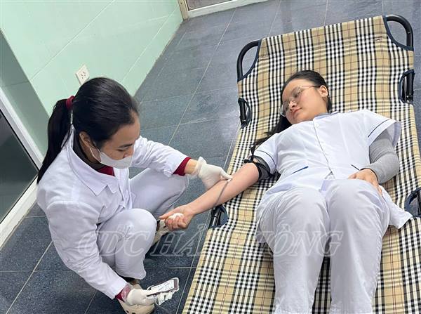 Nhân viên y tế hiến máu cấp cứu bệnh nhân