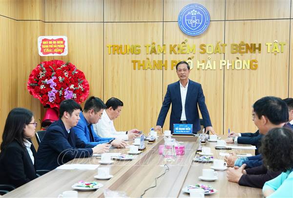 Phó Bí thư Thường trực Thành ủy thăm, chúc mừng Trung tâm Kiểm soát bệnh tật thành phố nhân dịp kỷ niệm 71 năm Ngày Thầy thuốc Việt Nam