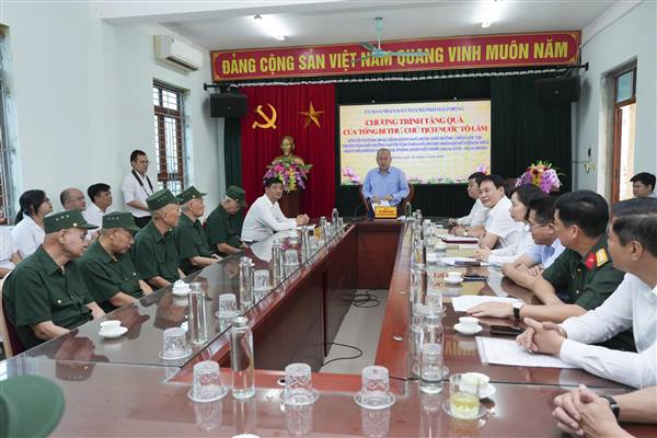 Chủ tịch UBND thành phố Đỗ Thành Trung trao quà của Tổng Bí thư, Chủ tịch nước tới thương, bệnh binh