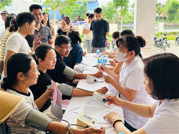 Khám và tập huấn kiến thức an toàn thực phẩm cho 790 người