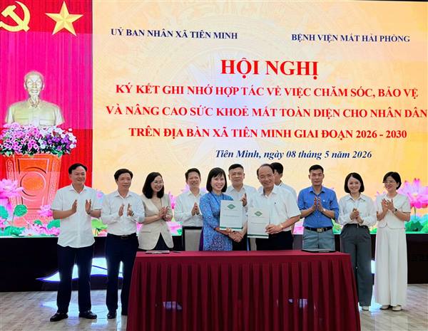 Bệnh viện Mắt Hải Phòng ký kết hợp tác với UBND xã Tiên Minh triển khai chăm sóc sức khỏe mắt cho nhân dân. 