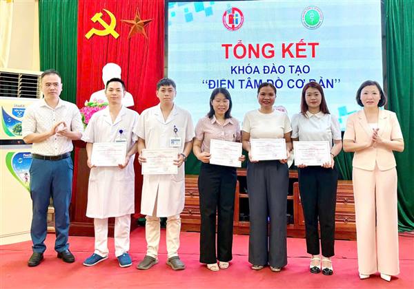 Trung tâm Y tế Chí Linh : Đào tạo “Điện tâm đồ cơ bản” cho 23 bác sĩ. 