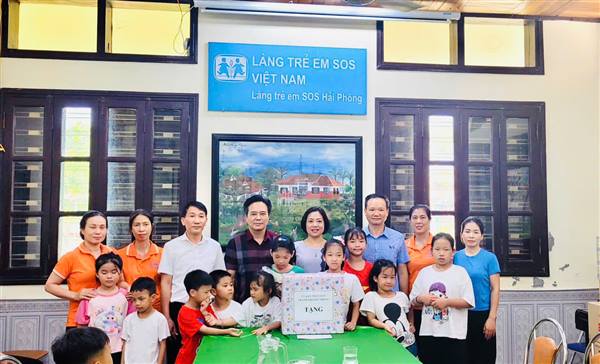 Trao yêu thương tới trẻ em có hoàn cảnh đặc biệt nhân Ngày Quốc tế thiếu nhi