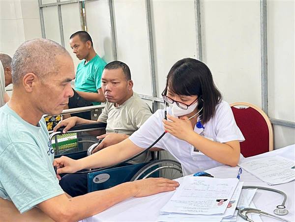 Khám sức khỏe cho 451 người tại Trung tâm Điều dưỡng người Tâm thần Hải Dương
