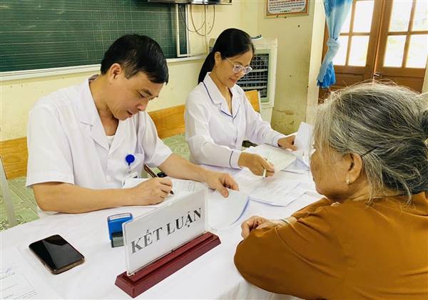 Trung tâm Y tế Chí Linh khám sức khỏe định kỳ cho 5030 người cao tuổi. 