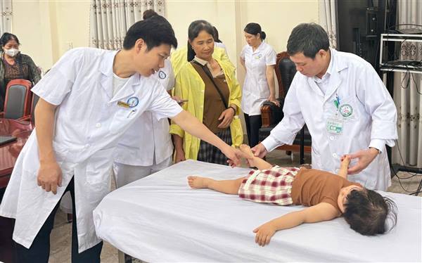 Khám, đánh giá chức năng và hỗ trợ dụng cụ chỉnh hình cho trẻ khuyết tật