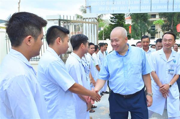 Chủ tịch UBND thành phố Đỗ Thành Trung thăm Trung tâm Y tế quân dân y Bạch Long Vĩ.
