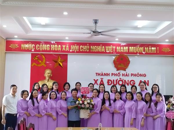 Các Đồng chí Lãnh đạo xã gặp mặt, chúc mừng các Ban xây dựng Đảng và Nữ cán bộ, công chức, viên chức nhân dịp kỷ niệm Ngày Truyền thống các Ban xây dựng Đảng và 95 năm Ngày thành lập Hội liên hiệp Phụ nữ Việt Nam 20/10.