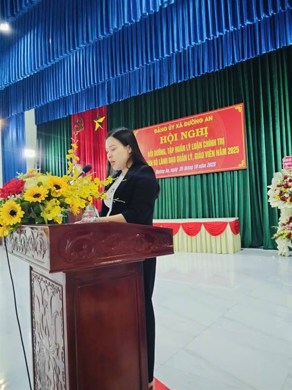 Hội nghị bồi dưỡng lí luận chính trị cho cán bộ lãnh đạo quản lí, giáo viên năm 2025