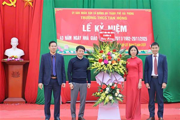 Lãnh đạo xã Đường An chúc mừng các nhà trường nhân ngày Nhà giáo Việt Nam 20/11