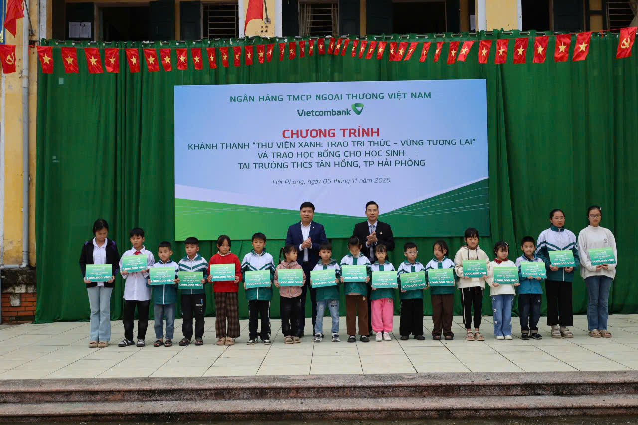 gen-h-anh Vỹ trao.jpg