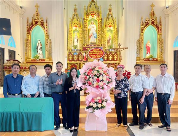 LÃNH ĐẠO XÃ VỀ THĂM, CHÚC MỪNG LỄ GIÁNG SINH NĂM 2025 TẠI NHÀ THỜ CÔNG GIÁO THÔN HOẠCH TRẠCH