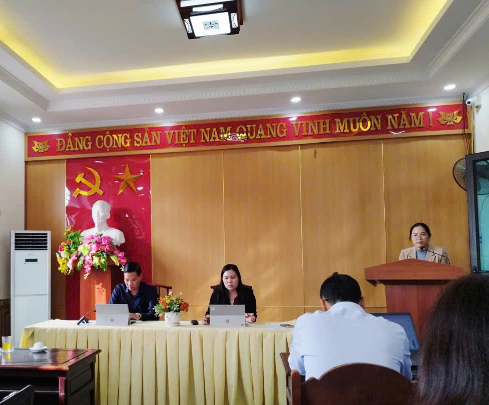 A group of people sitting at a podium

AI-generated content may be incorrect.