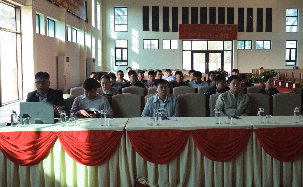 A group of people sitting at a table

AI-generated content may be incorrect.