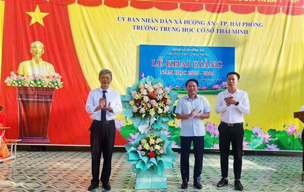  LÃNH ĐẠO ĐẢNG ỦY, HĐND, UBND XÃ ĐƯỜNG AN CHÚC MỪNG CÁC TRƯỜNG HỌC TRÊN ĐỊA BÀN NHÂN DỊP LỄ KHAI GIẢNG NĂM HỌC MỚI 2025-2026.