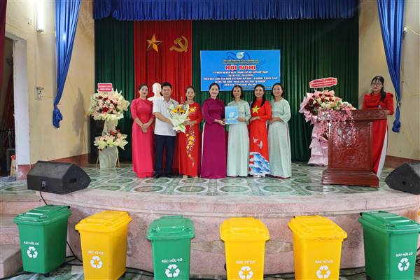 Hội LHPN xã Đường An ra mắt mô hình điểm “ phân loại rác thải tại nguồn gắn với cuộc vận động xây dựng gia đình 5 không, 3 sạch, 3 an” tại Thôn Hoạch Trạch