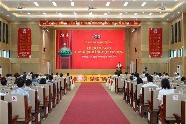 Đảng uỷ xã Đường An tổ chức trao tặng Huy hiệu Đảng đợt 19/5/2026