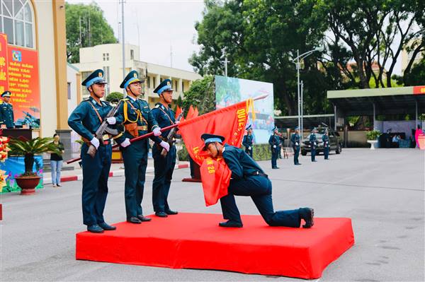 Lãnh đạo xã Đường An thăm, tặng quà, động viên tân binh huấn luyện tại Lữ đoàn Thông tin 26, Quân chủng Phòng không - Không quân
