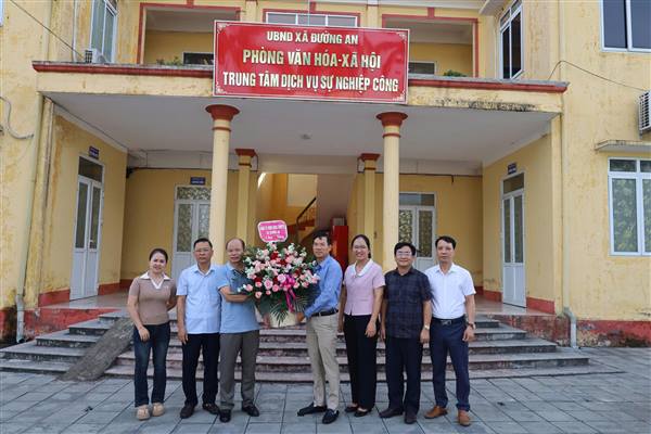 LÃNH ĐẠO ĐẢNG ỦY - HĐND - UBND XÃ ĐƯỜNG AN THĂM, CHÚC MỪNG TRUNG TÂM DỊCH VỤ SỰ NGHIỆP CÔNG XÃ NHÂN DỊP KỶ NIỆM 101 NĂM NGÀY BÁO CHÍ CÁCH MẠNG VIỆT NAM