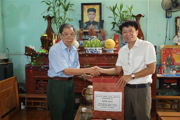XÃ ĐƯỜNG AN TỔ CHỨC CÁC ĐOÀN THĂM, TẶNG QUÀ GIA ĐÌNH CHÍNH SÁCH NHÂN DỊP KỶ NIỆM 79 NĂM NGÀY THƯƠNG BINH – LIỆT SĨ