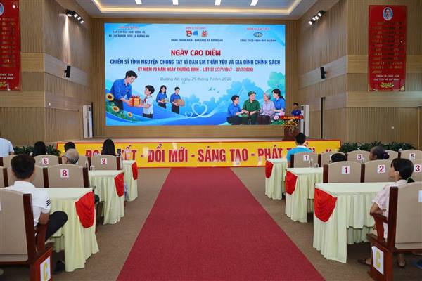 Đoàn xã Đường An phối hợp với BCH Quân sự xã và Công ty cổ phần may Hải Anh tặng quà cho các gia đình chính sách và các em học sinh có hoàn cảnh khó khăn nhân dịp 27/7