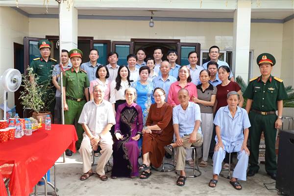 Đoàn công tác Ban Tổ chức Trung ương thăm, thắp hương và tặng quà tri ân gia đình liệt sĩ Nguyễn Công Đoan tại xã Đường An