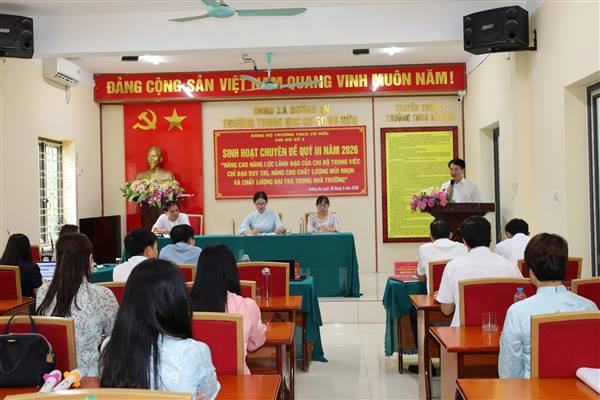 Các đ/c lãnh đạo Thành uỷ Hải Phòng và Đảng uỷ xã Đường An dự Hội nghị sinh hoạt chuyên tại Chi bộ 2 Trường THCS Vũ Hữu