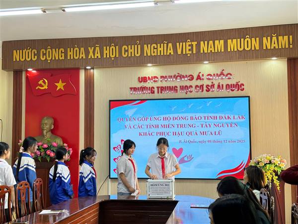 Trường THCS Ái Quốc phát động chương trình quyên góp ủng hộ khắc phục hậu quả lũ lụt.