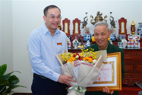 Bí thư Đảng uỷ phường trao HHĐ tại nhà cho các đông chí Đảng viên cao tuổi