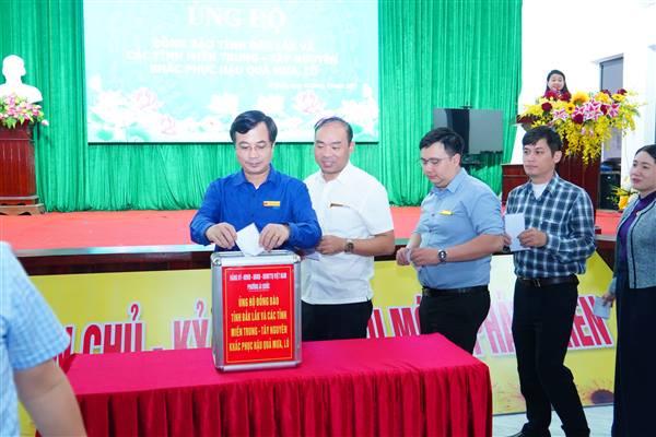 Phường Ái Quốc tổ chức lễ trao Huy hiệu Đảng đợt 7/11 và Hội nghị giao ban tháng 12