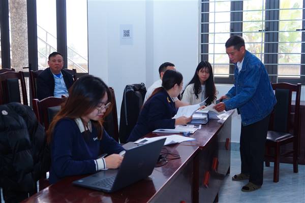 Các hộ kinh doanh trên địa bàn phường Ái Quốc được hỗ trợ cài đặt, sử dụng ứng dụng eTax Mobile