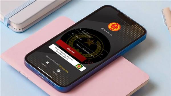 Thuế cơ sở 9 Thành phố Hải Phòng hỗ trợ các hộ kinh doanh trên địa bàn phường Ái Quốc tải và cài đặt ứng dụng e Tax Mobile trên điện thoại.