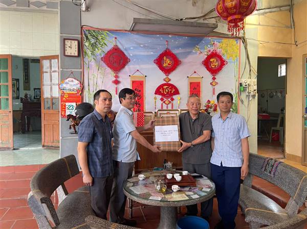Chủ tịch UBND phường thăm, tặng quà người có công, thân nhân người có công nhân dịp 27/7