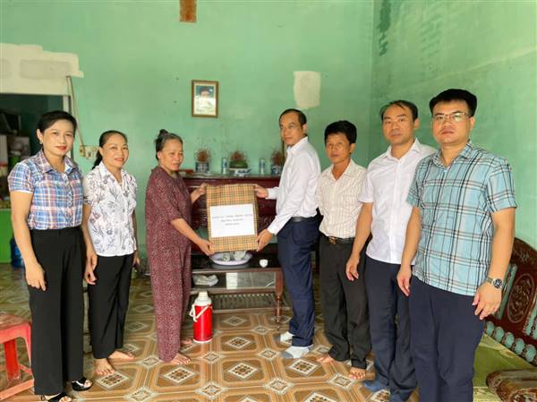 Đồng chí Bí thư Đảng uỷ phường thăm, tặng quà nhân kỷ niệm 78 năm Ngày Thương binh - Liệt sĩ