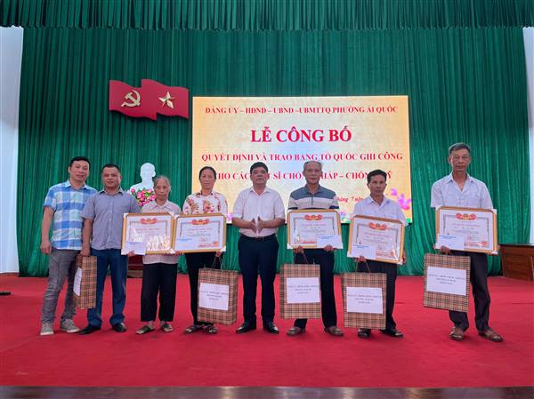 Phường Ái Quốc tổ chức lễ trao bằng Tổ quốc ghi công cho thân nhân liệt sĩ