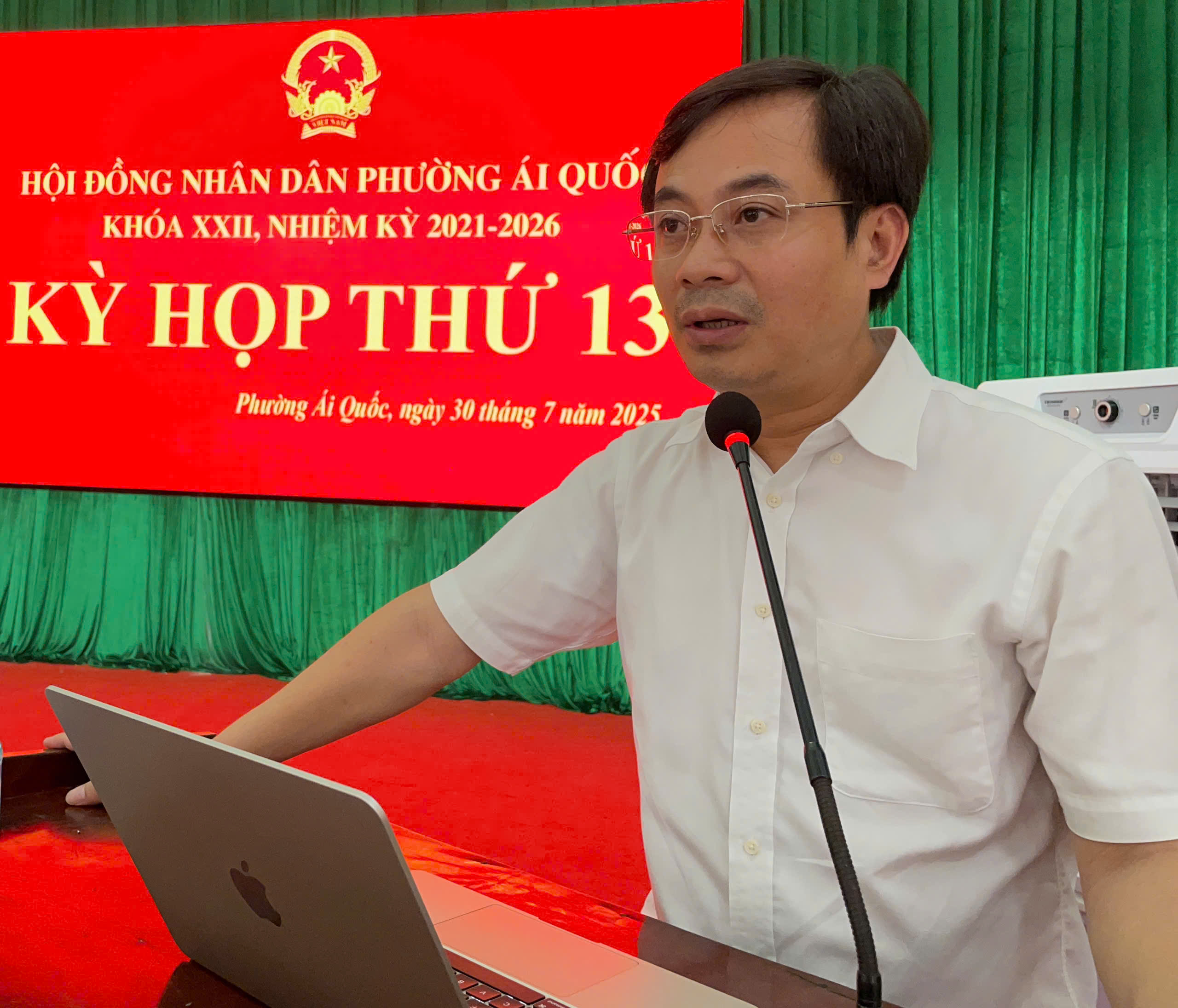 Đồng chí Vũ Nam Hải - Phó Bí thư Đảng uỷ, Chủ tịch UBND phường trả lời làm rõ 1 số ý kiến, kiến nghị tại kỳ họp