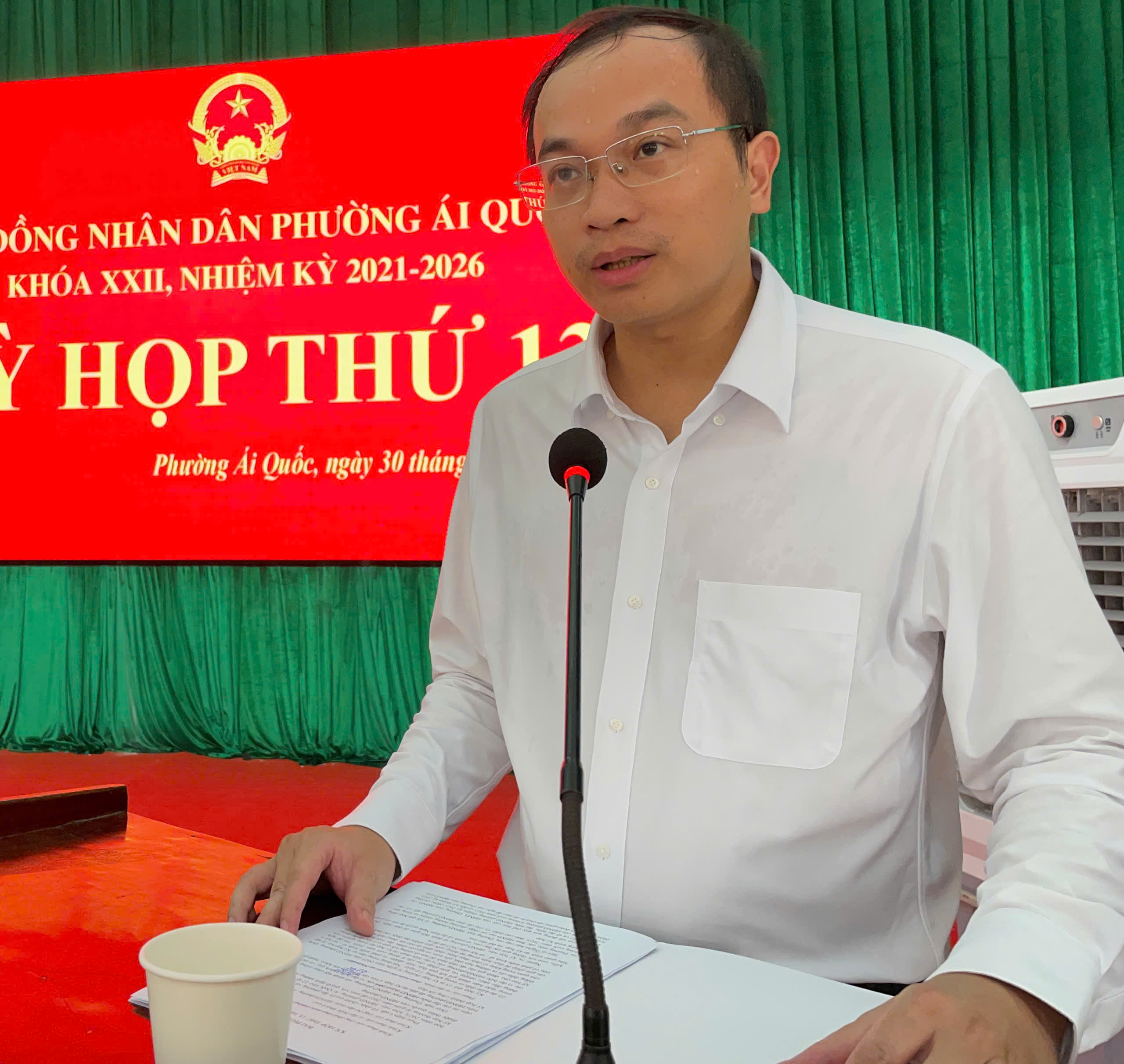 Đồng chí Vũ Nam Hải - Phó Bí thư Đảng uỷ, Chủ tịch UBND phường trả lời làm rõ 1 số ý kiến, kiến nghị tại kỳ họp