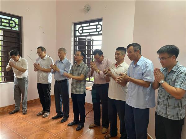 Thăm, tặng quà thân nhân gia đình các đồng chí đảng viên Chi bộ đầu tiên của phường