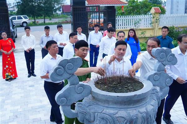 Phường Ái Quốc tổ chức dâng hương tại nhà tưởng niệm Chủ tịch Hồ Chí Minh và nghĩa trang liệt sĩ trên địa bàn