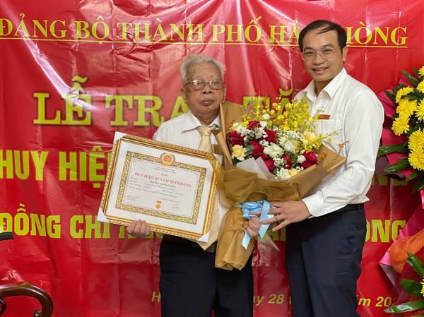 Đồng chí Bí thư Đảng uỷ phường trao tặng Huy hiệu 80 năm tuổi Đảng