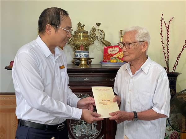Phường Ái Quốc thăm, tặng quà cán bộ tiền khởi nghĩa 