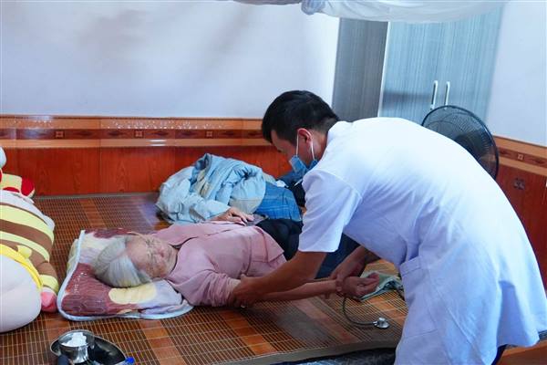 PHƯỜNG ÁI QUỐC: ĐƯA DỊCH VỤ Y TẾ ĐẾN TẬN NHÀ, CHĂM SÓC SỨC KHỎE CHO NGƯỜI YẾU THẾ