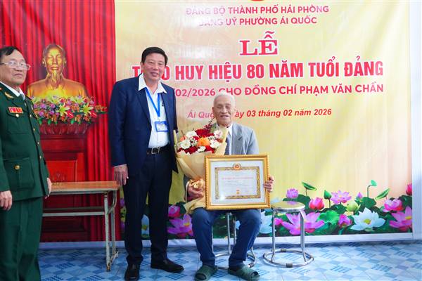 Đồng chí Nguyễn Quang Phúc trao Huy hiệu 80 năm tuổi Đảng tại phường Ái Quốc.