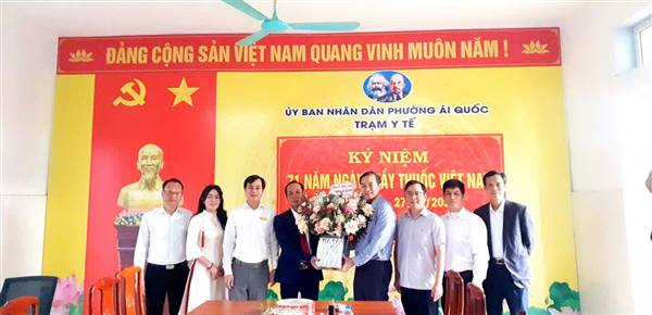 Lãnh đạo phường Ái Quốc chúc mừng Trạm y tế phường nhân ngày Thầy thuốc Việt Nam 27/2